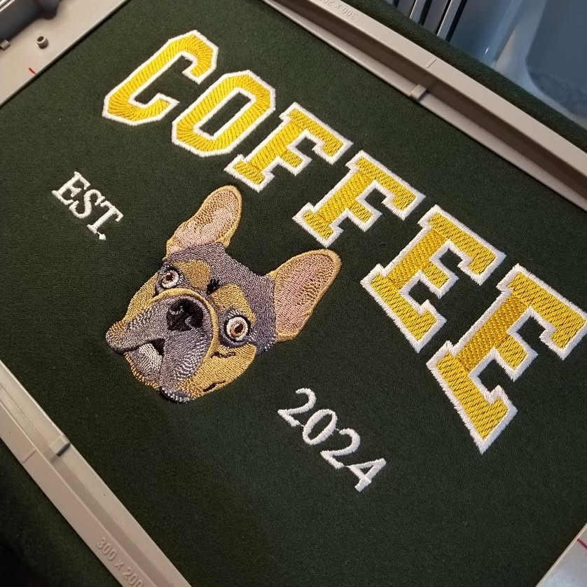 🐾 College con bordado hiper-realista 🧵